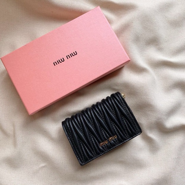 ミュウミュウ「Miu Miu」ミュウミュウ マテラッセ ラムスキン コンパクトウォレット 5196 / 二つ折り財布