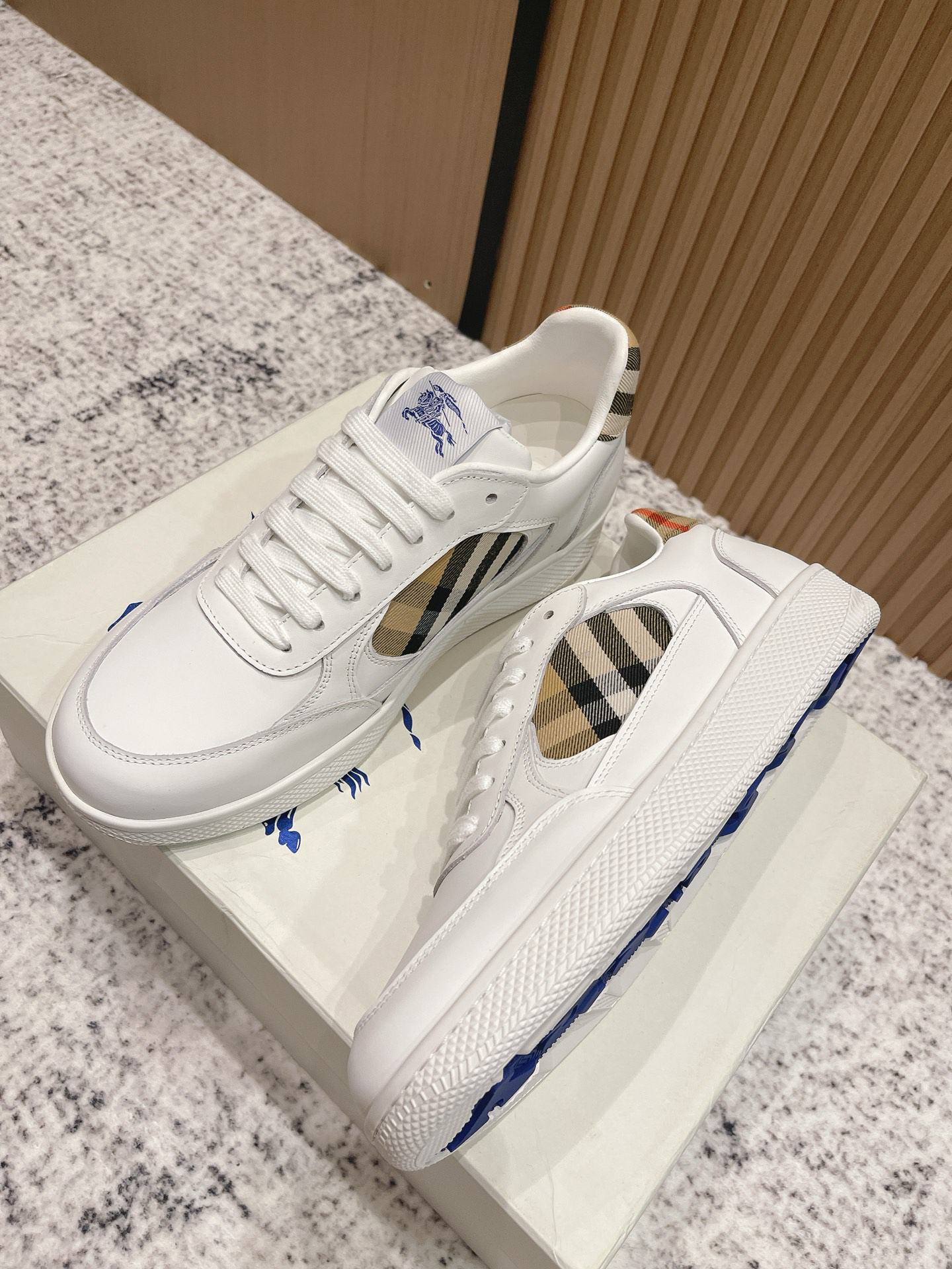 バーバリー「Burberry」バーバリー ボックス スニーカー / プレミアムレザースニーカー