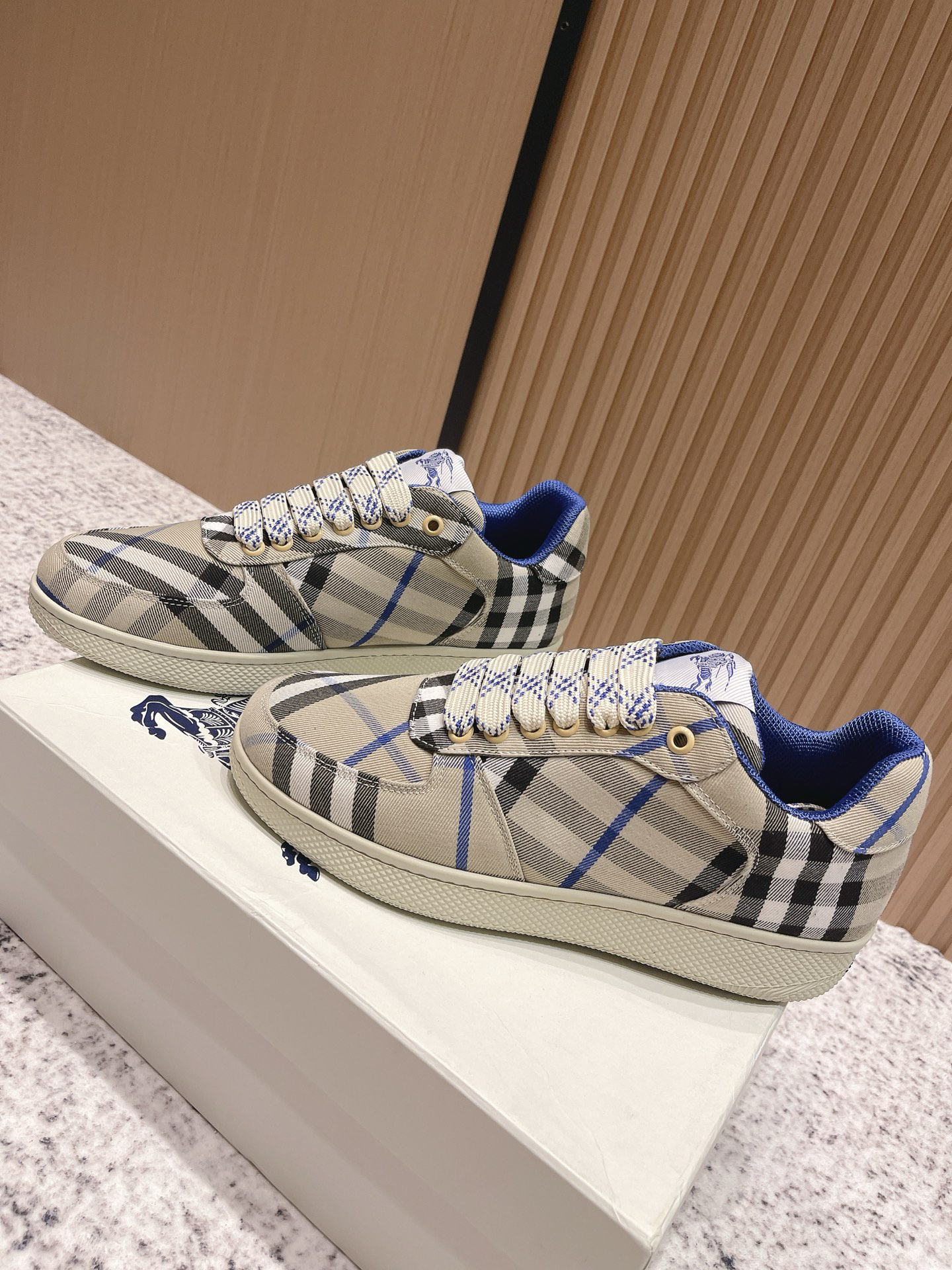 バーバリー「Burberry」バーバリー ボックス スニーカー / プレミアムレザースニーカー