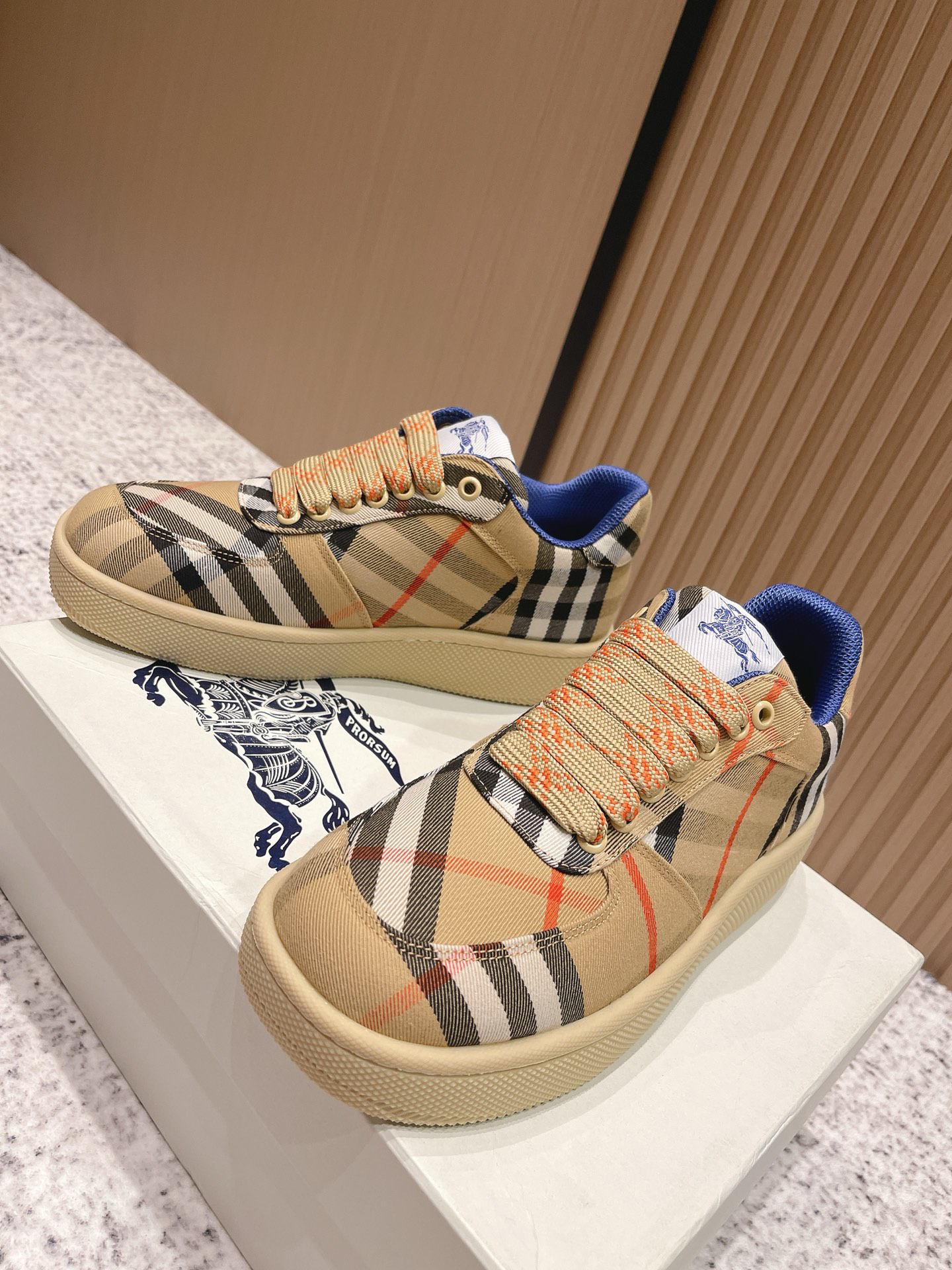 バーバリー「Burberry」バーバリー ボックス スニーカー / プレミアムレザースニーカー