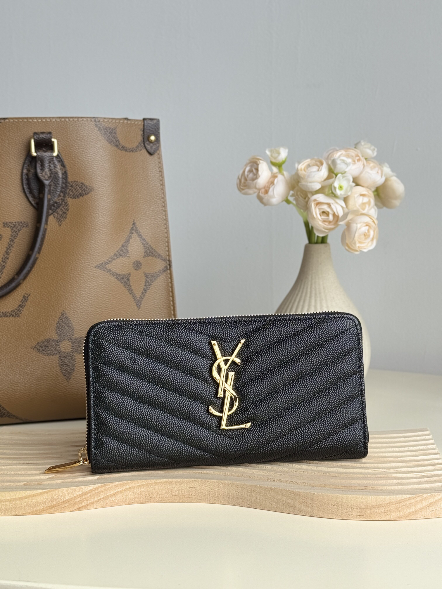 サンローラン「Saint Laurent」モノグラム・サンローラン フルジップウォレット（グレインパウダーテクスチャー キルティングレザー）