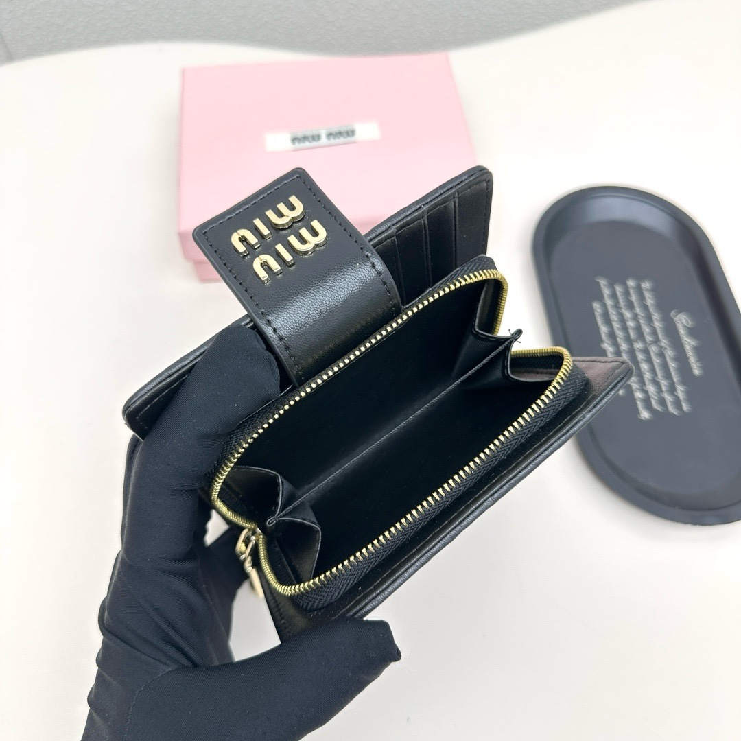 ミュウミュウ「Miu Miu」ミュウミュウ ラムスキン コンパクトウォレット 8357 / 二つ折り財布