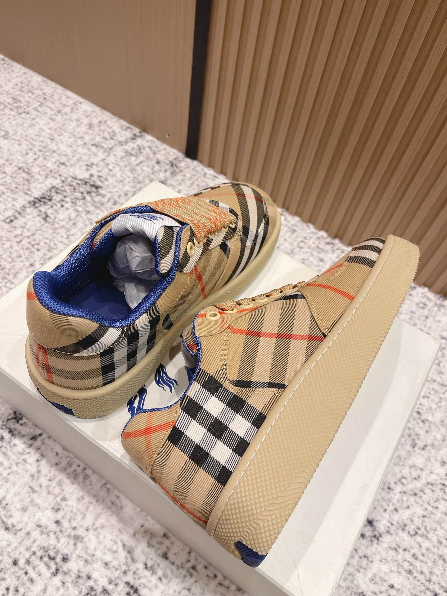 バーバリー「Burberry」バーバリー ボックス スニーカー / プレミアムレザースニーカー