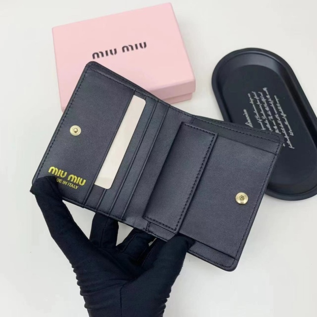 ミュウミュウ「Miu Miu」ミュウミュウ カーフスキン コンパクトウォレット 5238 / 二つ折り財布