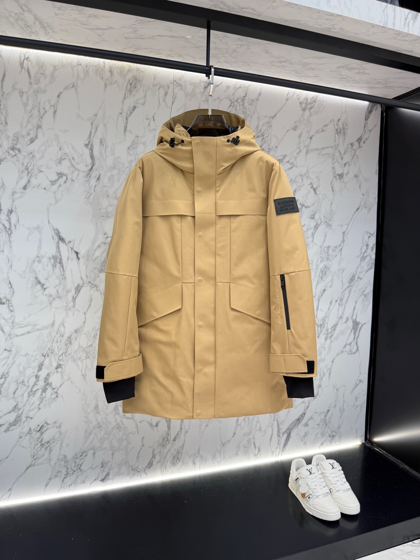 バーバリー「Burberry」秋冬ミドル丈フード付きダウンジャケット