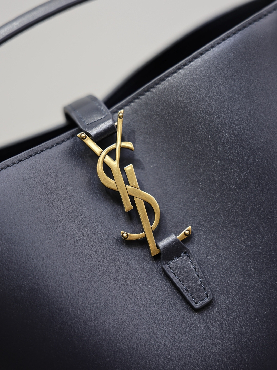 2026サンローラン「Saint Laurent LE 37 プティ スムースカーフレザー バケツバッグ