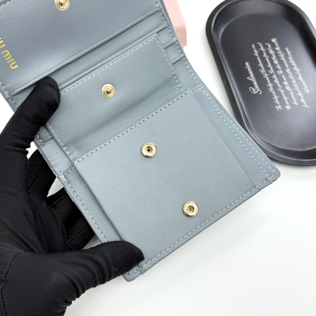 ミュウミュウ「Miu Miu」ミュウミュウ マテラッセ ラムスキン マルチウォレット F12 / コンパクトウォレット