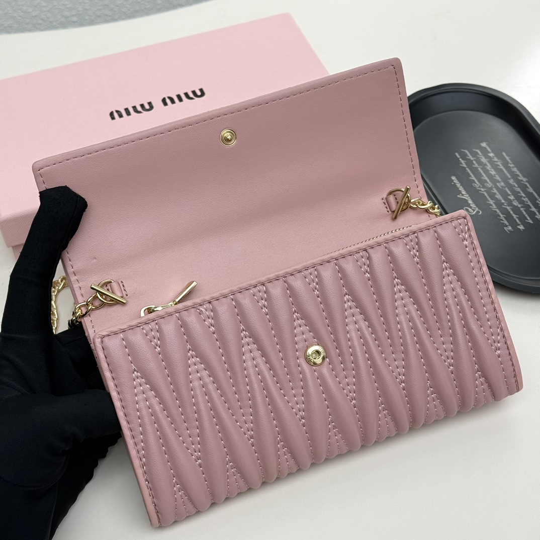 ミュウミュウ「Miu Miu」ミュウミュウ マテラッセ ラムスキン コンパクトウォレット 9886 / 二つ折り財布