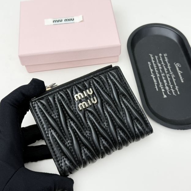 ミュウミュウ「Miu Miu」ミュウミュウ マテラッセ ラムスキン コンパクトバッグ 790 / ショルダーバッグ