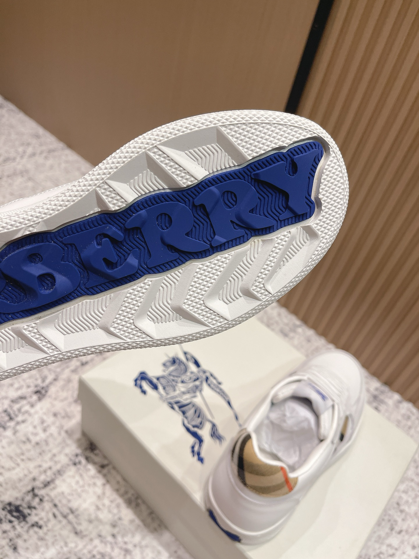 バーバリー「Burberry」バーバリー ボックス スニーカー / プレミアムレザースニーカー