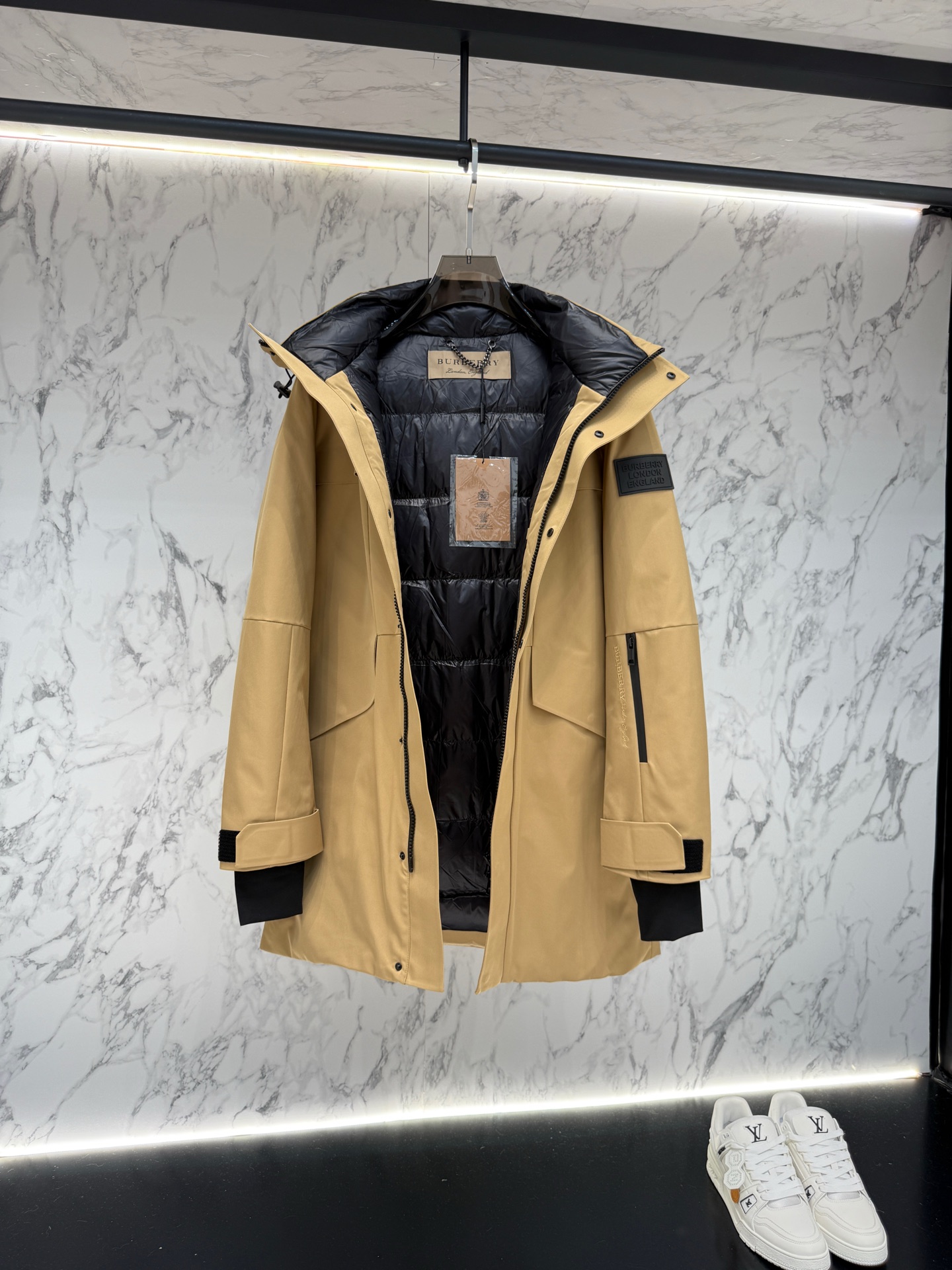 バーバリー「Burberry」秋冬ミドル丈フード付きダウンジャケット