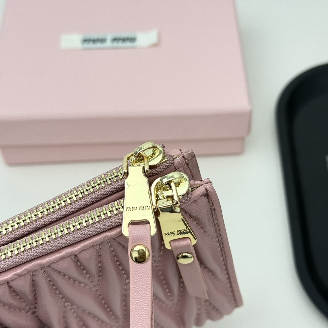 ミュウミュウ「Miu Miu」ミュウミュウ マテラッセ ラムスキン コンパクトバッグ 790 / ショルダーバッグ