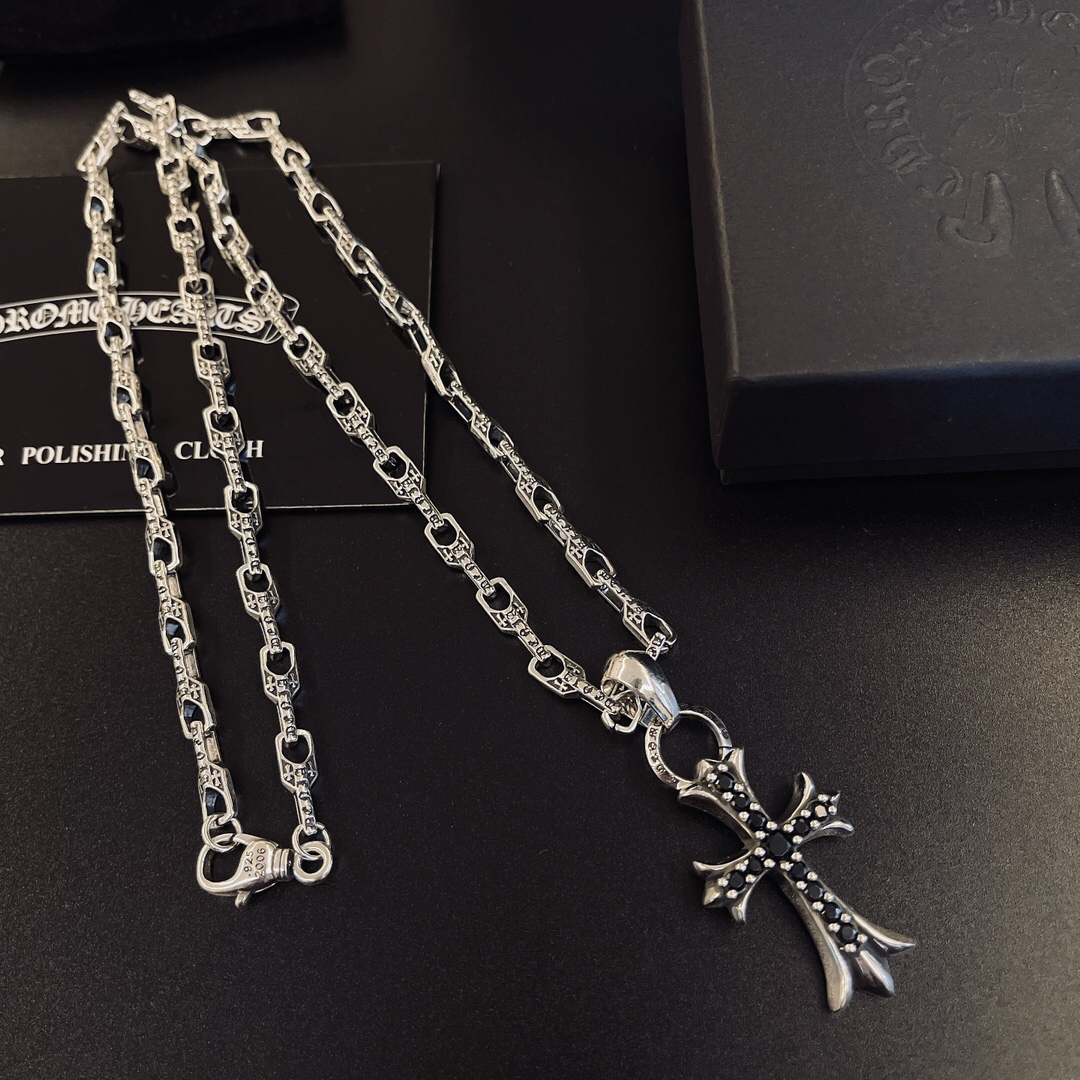 クロムハーツ「Chrome Hearts」のクラシックネックレス - 日常に上品なアクセントを添えるユニセックスモデル
