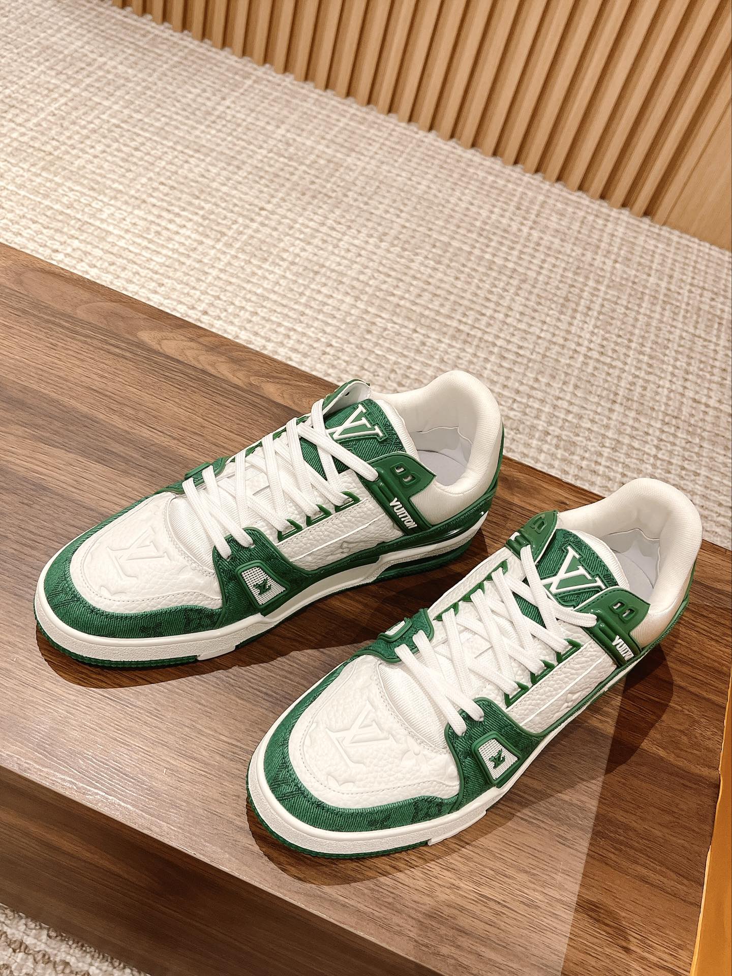 「コラボモデル」Louis Vuitton x Trainerスニーカー