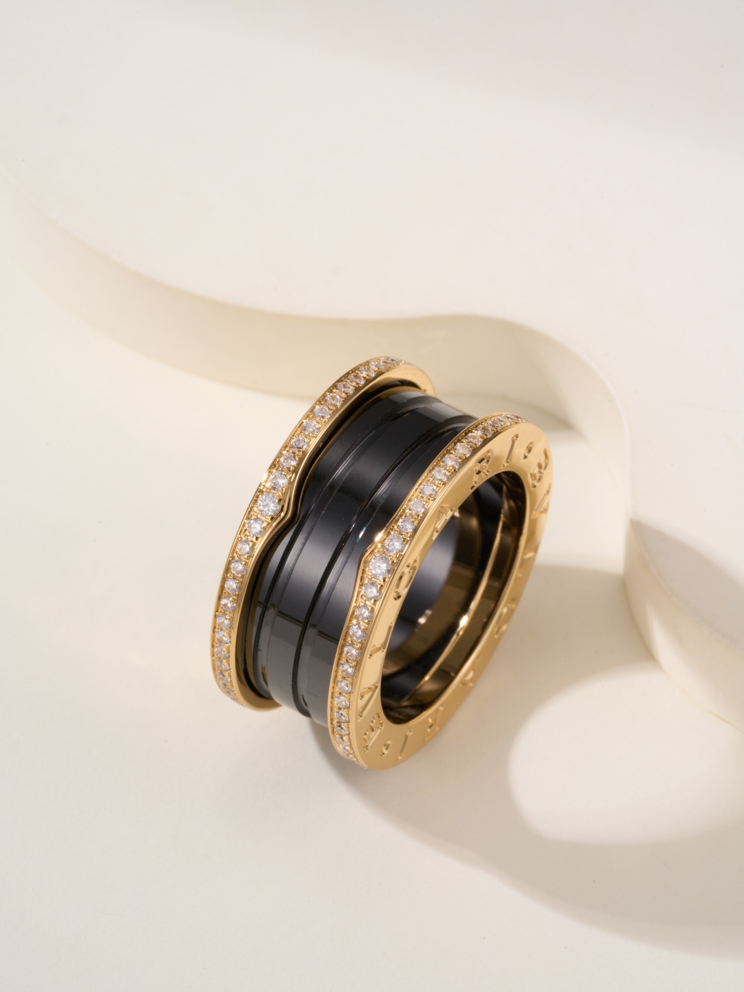 ブルガリ「Bvlgari」エレガントなリングコレクション