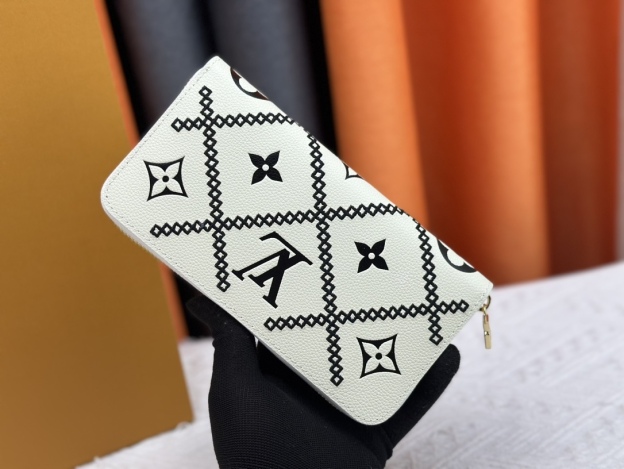 ルイ・ヴィトン ジッピー･ウォレット「エンボス 刺繍」