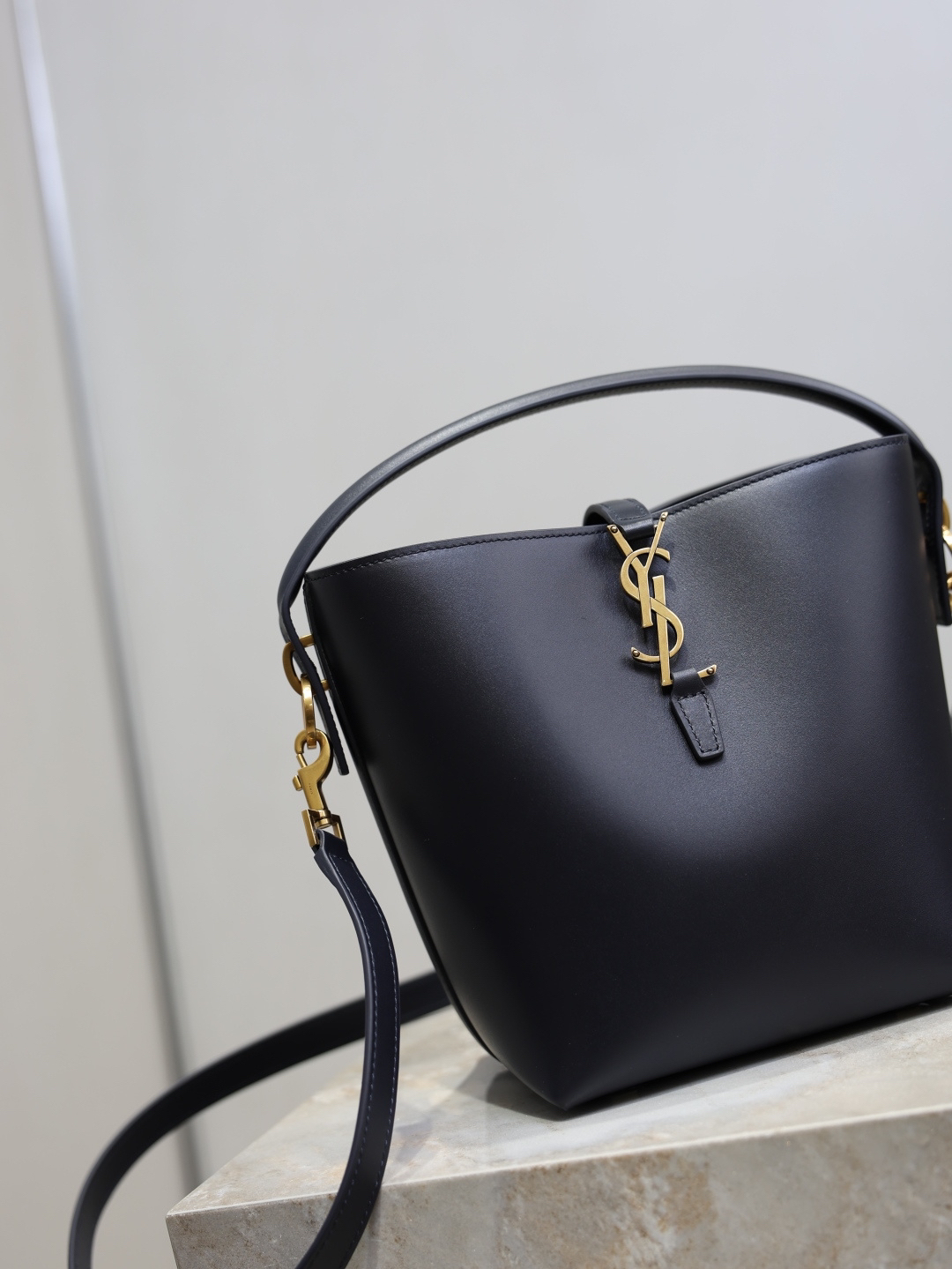 2026サンローラン「Saint Laurent LE 37 プティ スムースカーフレザー バケツバッグ