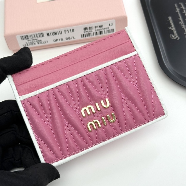 ミュウミュウ「Miu Miu」ミュウミュウ マテラッセ ラムスキン マルチウォレット F11 / コンパクトウォレット.