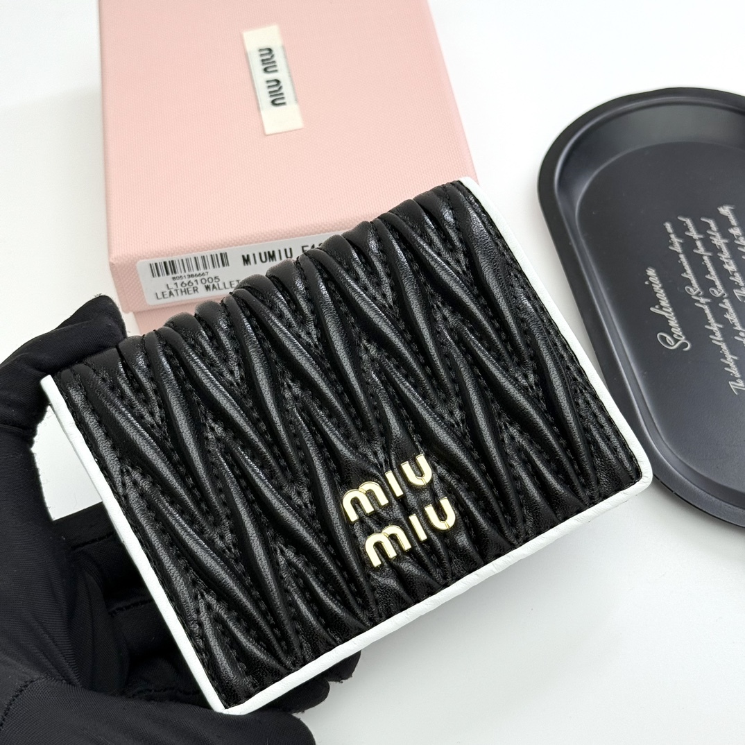 ミュウミュウ「Miu Miu」ミュウミュウ マテラッセ ラムスキン マルチウォレット F12 / コンパクトウォレット