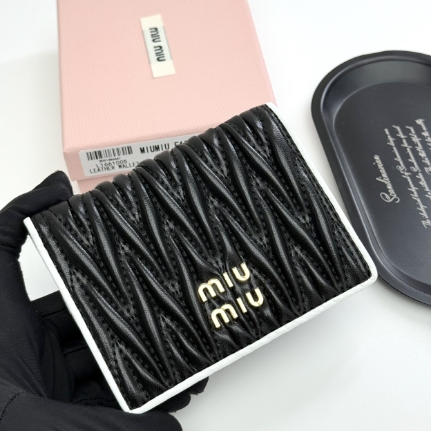 ミュウミュウ「Miu Miu」ミュウミュウ マテラッセ ラムスキン マルチウォレット F12 / コンパクトウォレット