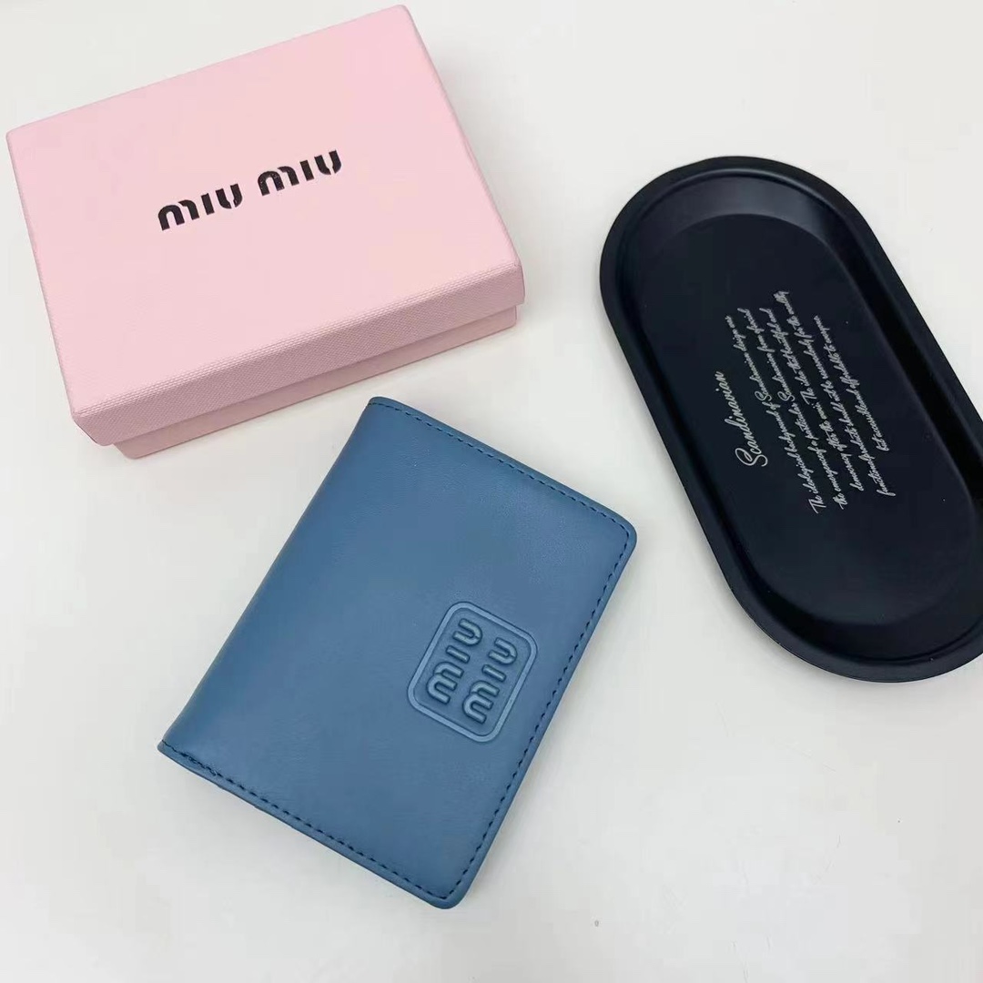 ミュウミュウ「Miu Miu」ミュウミュウ カーフスキン コンパクトウォレット 5238 / 二つ折り財布