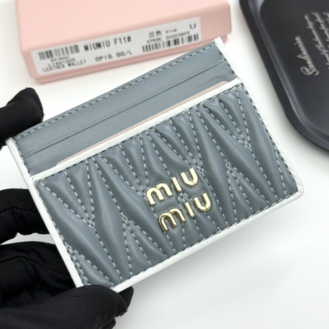 ミュウミュウ「Miu Miu」ミュウミュウ マテラッセ ラムスキン マルチウォレット F11 / コンパクトウォレット.