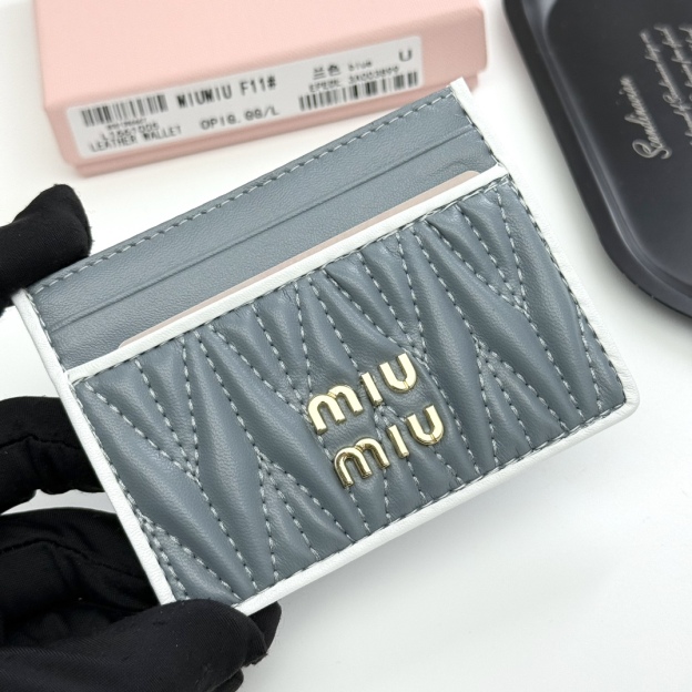 ミュウミュウ「Miu Miu」ミュウミュウ マテラッセ ラムスキン マルチウォレット F11 / コンパクトウォレット.