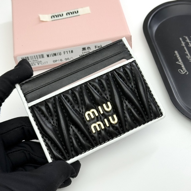 ミュウミュウ「Miu Miu」ミュウミュウ マテラッセ ラムスキン マルチウォレット F11 / コンパクトウォレット.