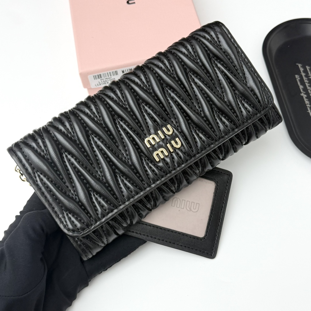 ミュウミュウ「Miu Miu」ミュウミュウ マテラッセ ラムスキン クラッチバッグ 943 / コンパクトウォレット