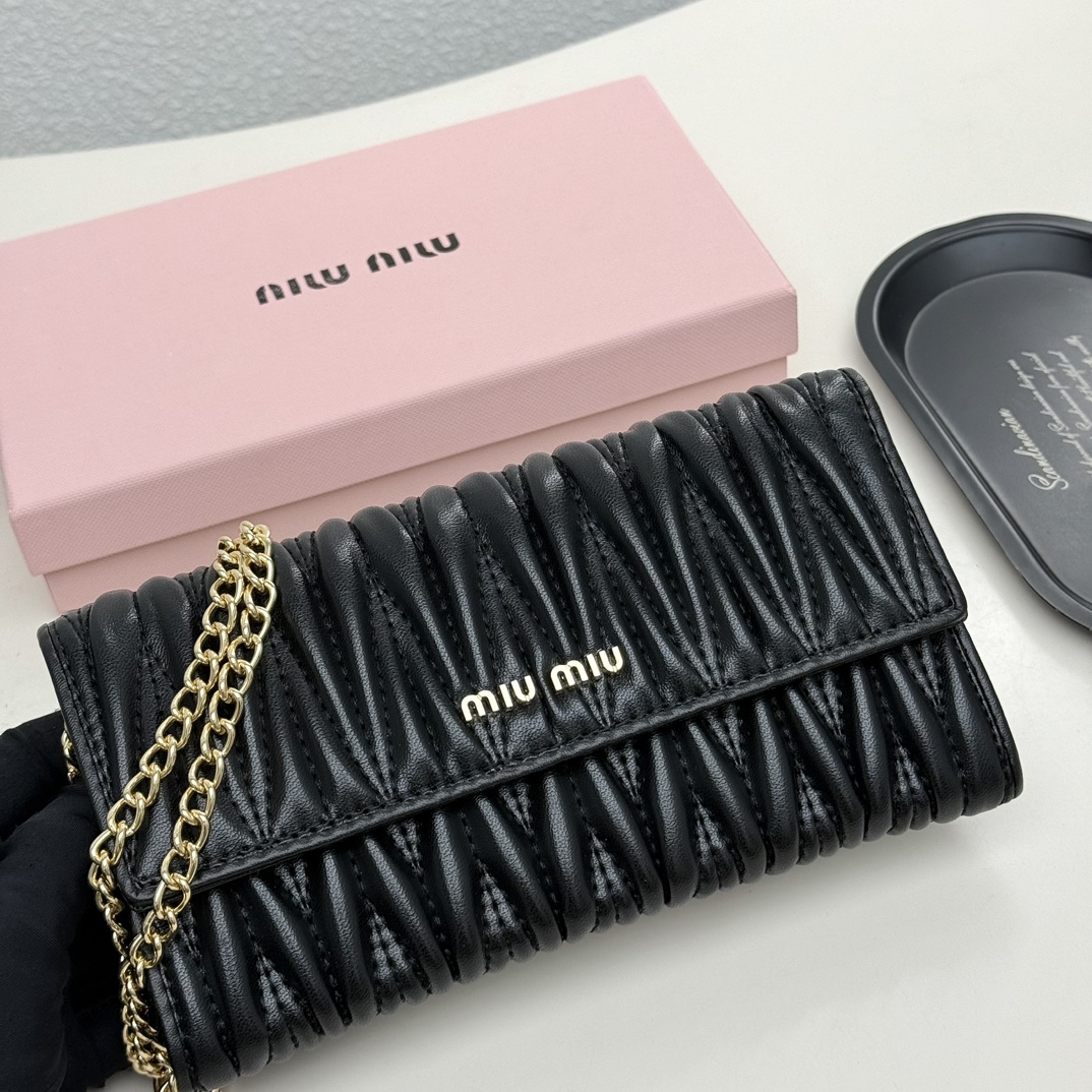 ミュウミュウ「Miu Miu」ミュウミュウ マテラッセ ラムスキン コンパクトウォレット 9886 / 二つ折り財布