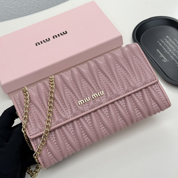 ミュウミュウ「Miu Miu」ミュウミュウ マテラッセ ラムスキン コンパクトウォレット 9886 / 二つ折り財布