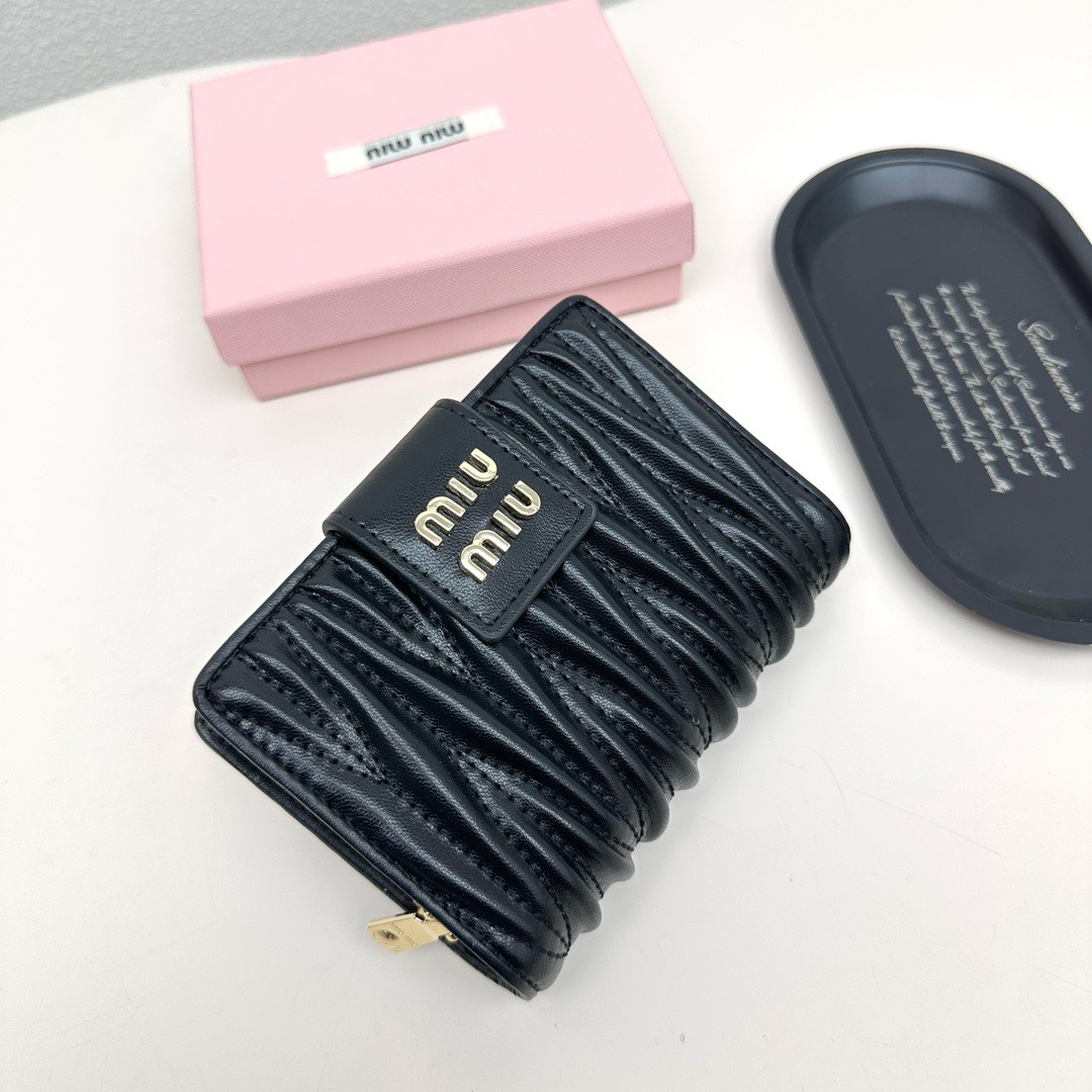 ミュウミュウ「Miu Miu」ミュウミュウ ラムスキン コンパクトウォレット 8357 / 二つ折り財布