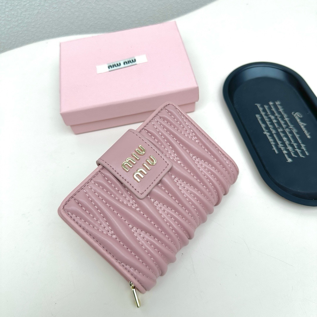 ミュウミュウ「Miu Miu」ミュウミュウ ラムスキン コンパクトウォレット 8357 / 二つ折り財布