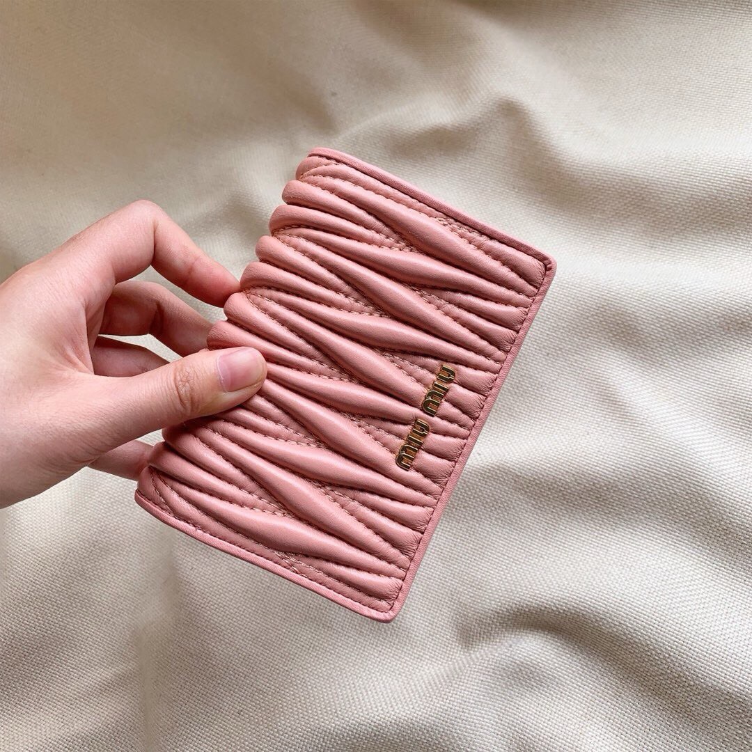 ミュウミュウ「Miu Miu」ミュウミュウ マテラッセ ラムスキン コンパクトウォレット 5196 / 二つ折り財布