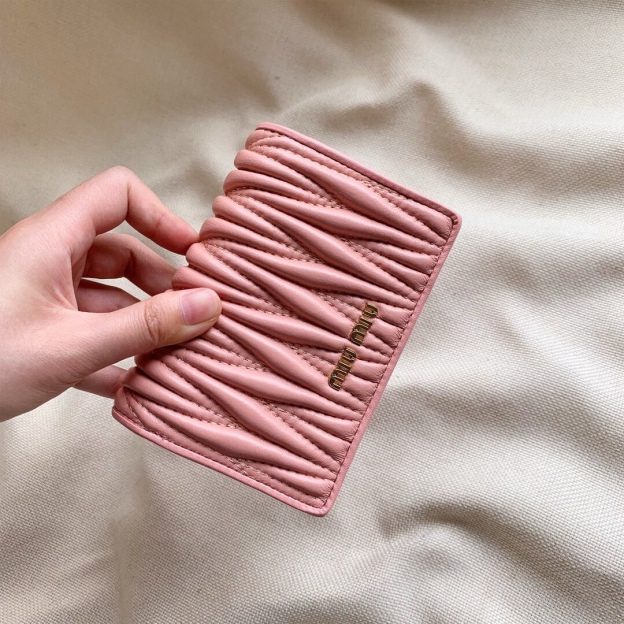 ミュウミュウ「Miu Miu」ミュウミュウ マテラッセ ラムスキン コンパクトウォレット 5196 / 二つ折り財布