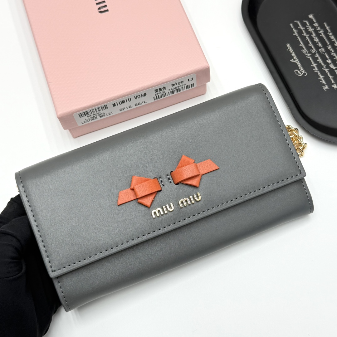 ミュウミュウ「Miu Miu」ミュウミュウ レザーミニバッグ V06 / ハンドバッグ