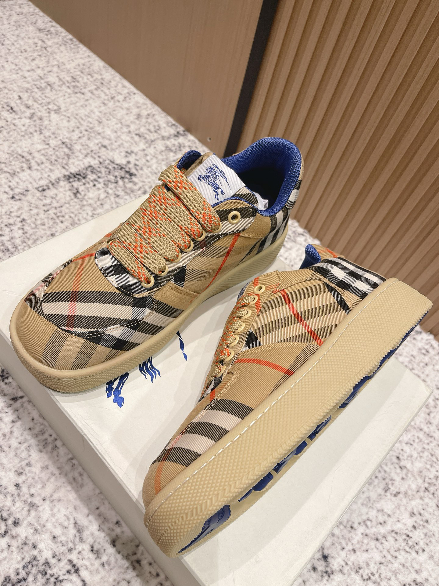 バーバリー「Burberry」バーバリー ボックス スニーカー / プレミアムレザースニーカー