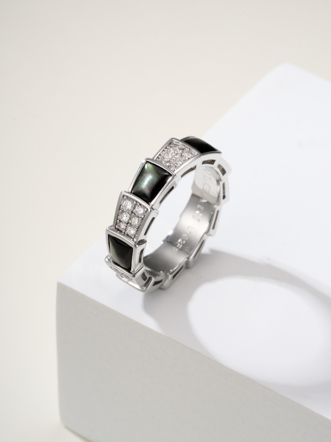 ブルガリ「Bvlgari」Gelati エレガントなリングコレクション