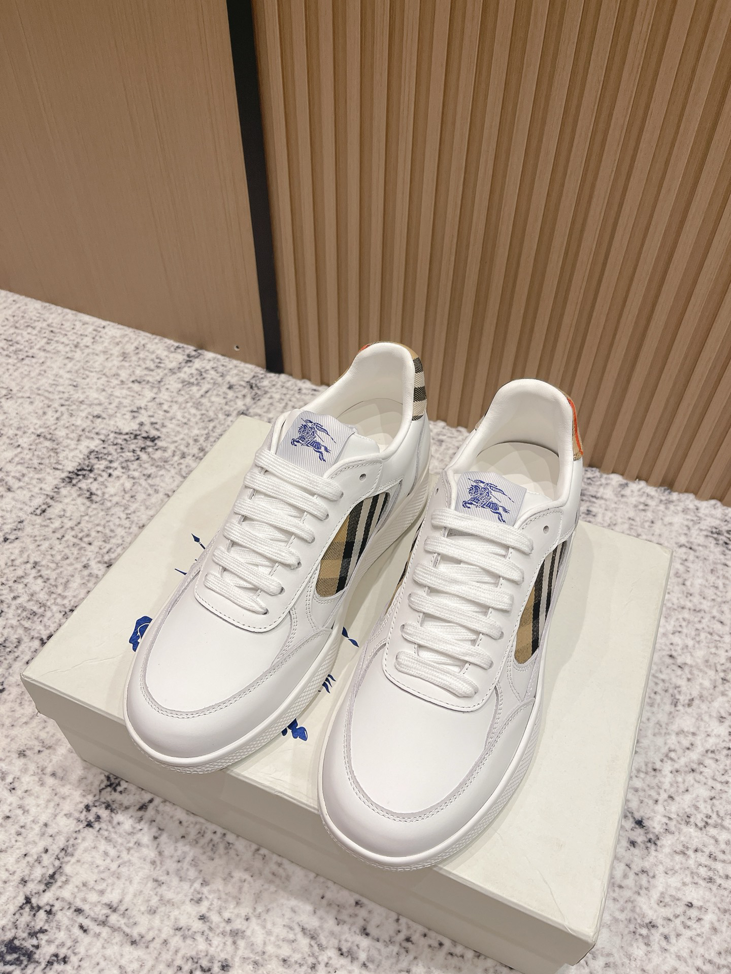 バーバリー「Burberry」バーバリー ボックス スニーカー / プレミアムレザースニーカー