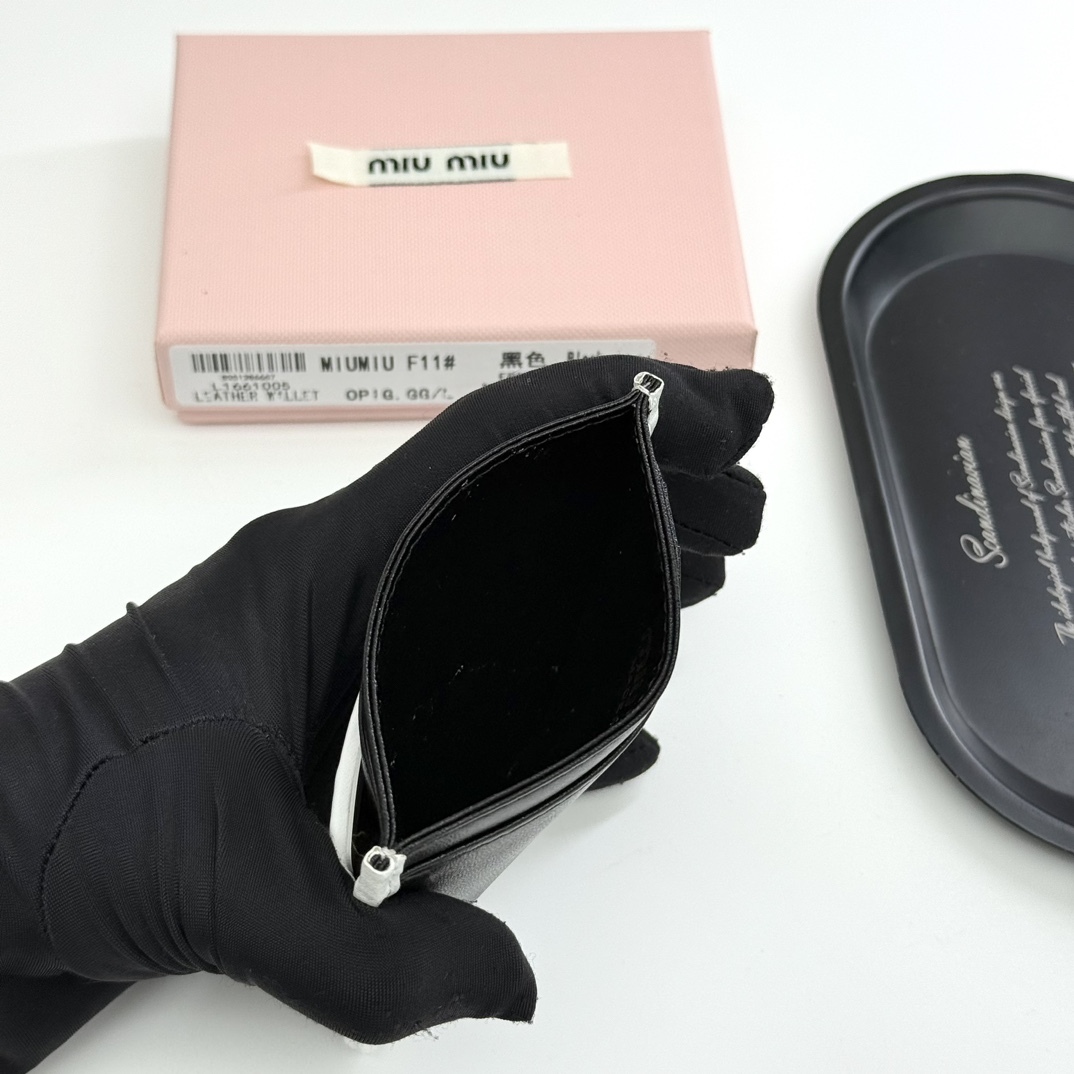 ミュウミュウ「Miu Miu」ミュウミュウ マテラッセ ラムスキン マルチウォレット F11 / コンパクトウォレット.