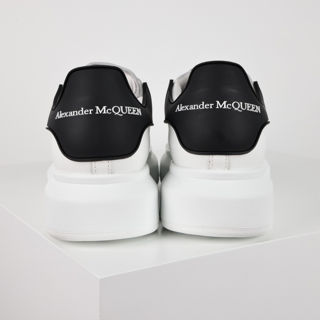 アレキサンダー・マックイーン「Alexander McQueen」アレキサンダーマックイーン オーバーサイズ スニーカー / レザースニーカー
