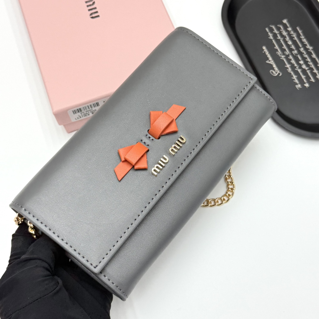 ミュウミュウ「Miu Miu」ミュウミュウ レザーミニバッグ V06 / ハンドバッグ
