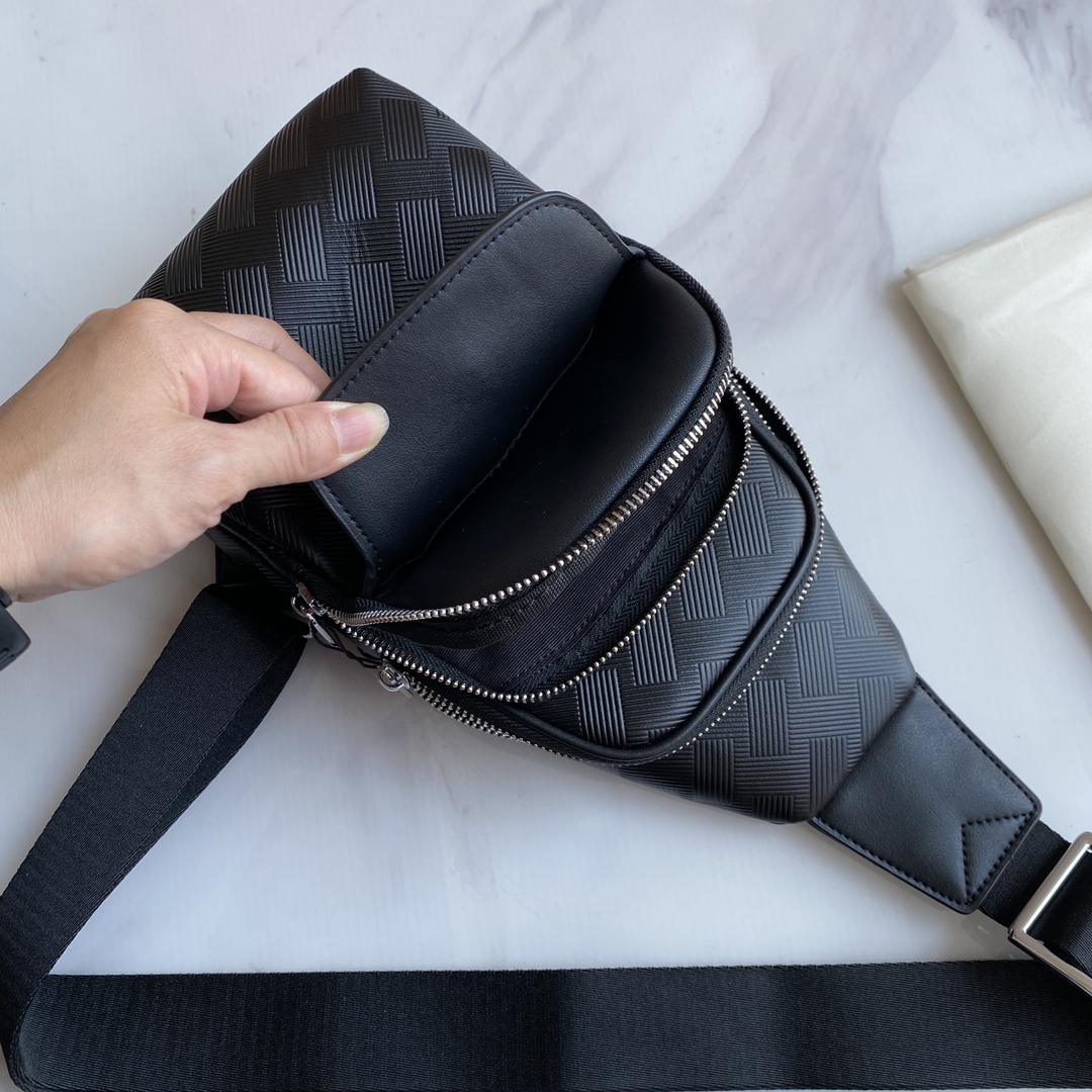 モンブラン 「Montblanc」メンズレザーチェストバッグ / ショルダーバッグ
