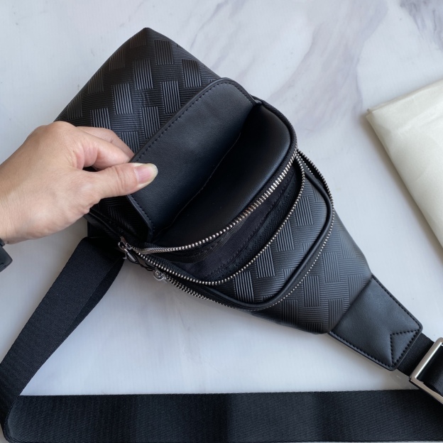 モンブラン 「Montblanc」メンズレザーチェストバッグ / ショルダーバッグ