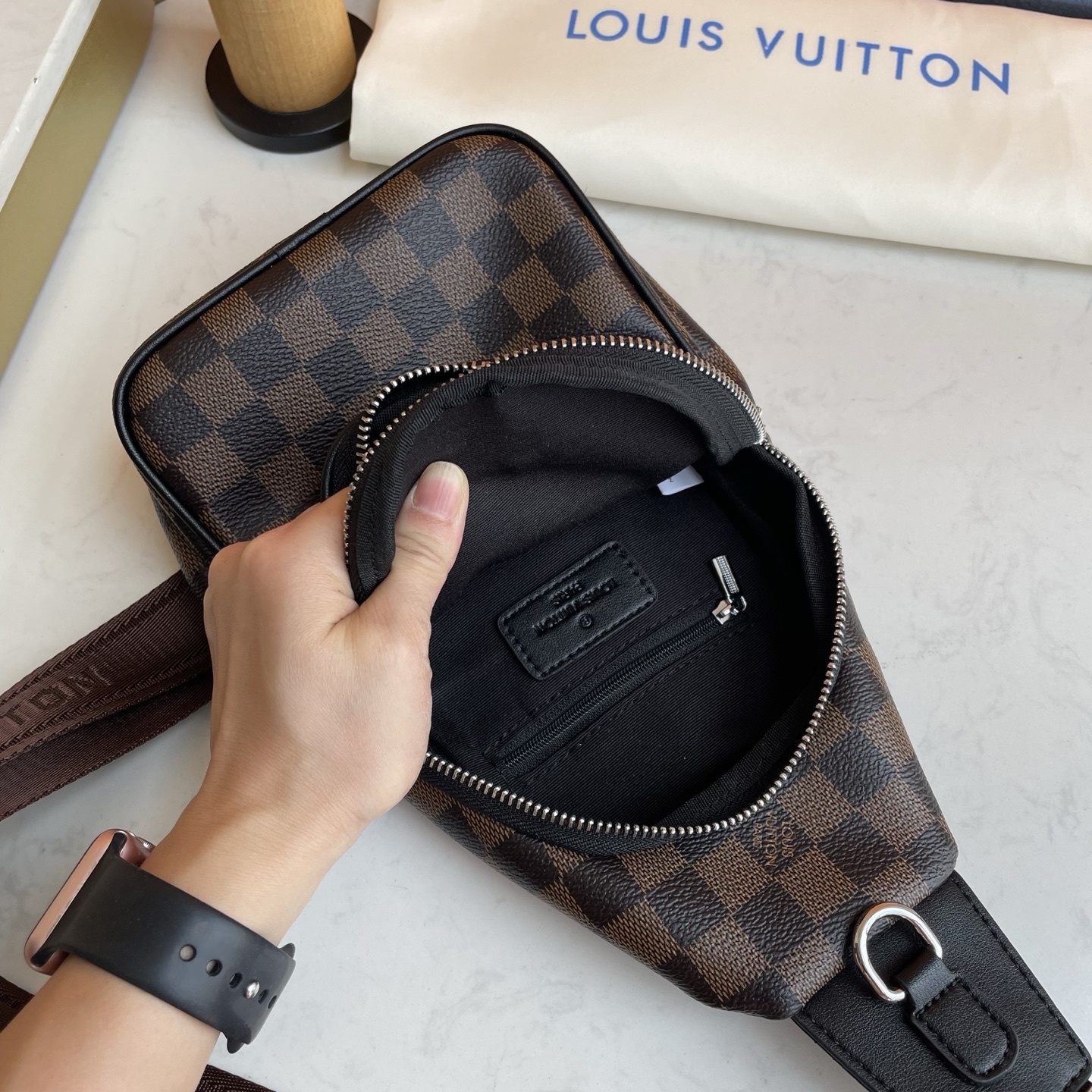 2026 LOUIS VUITTON メンズ チェストバッグ