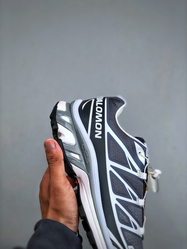 サロモン「SALOMON」XT-6 ユニセックス スポーツスタイルシューズ