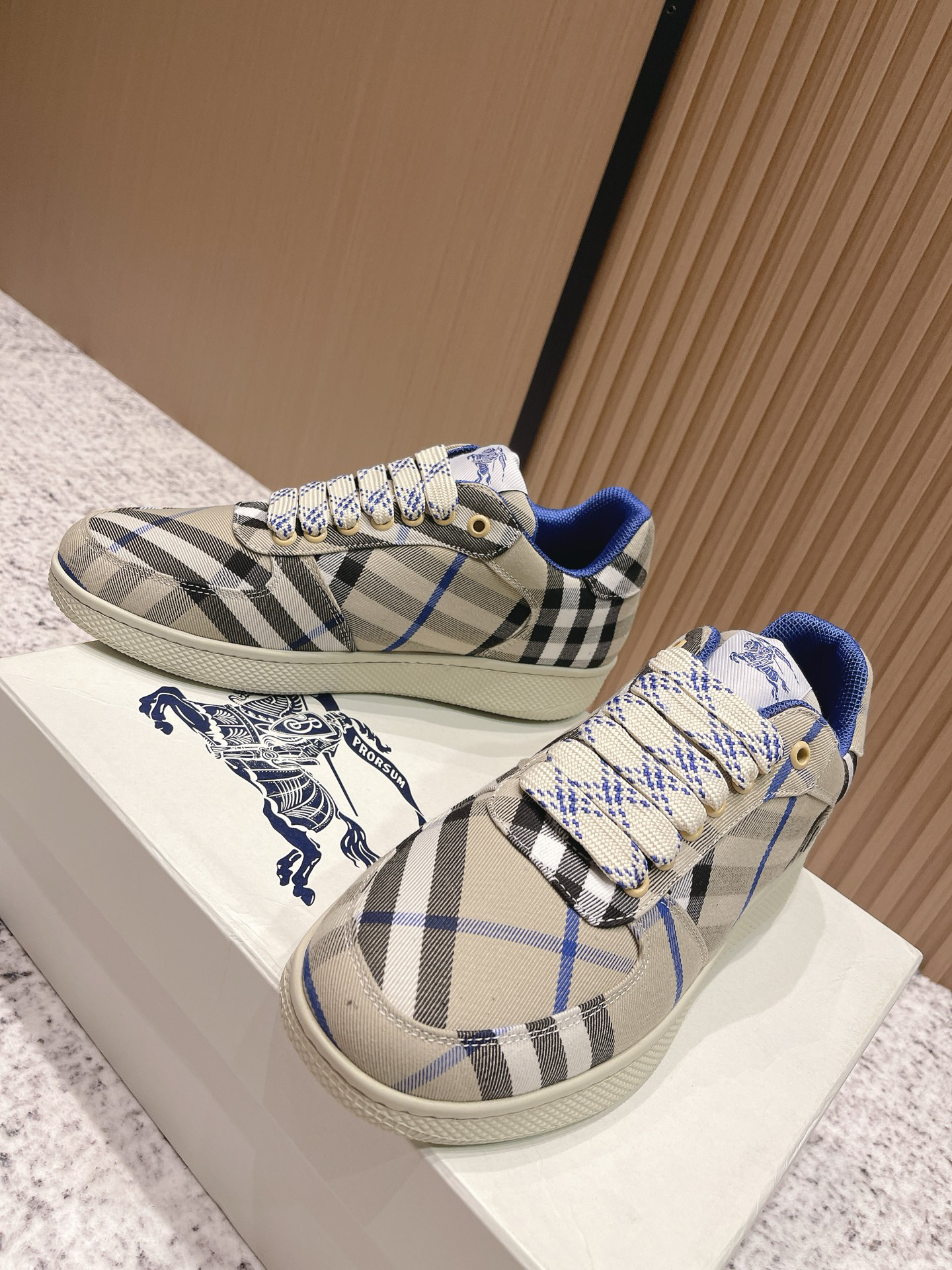 バーバリー「Burberry」バーバリー ボックス スニーカー / プレミアムレザースニーカー