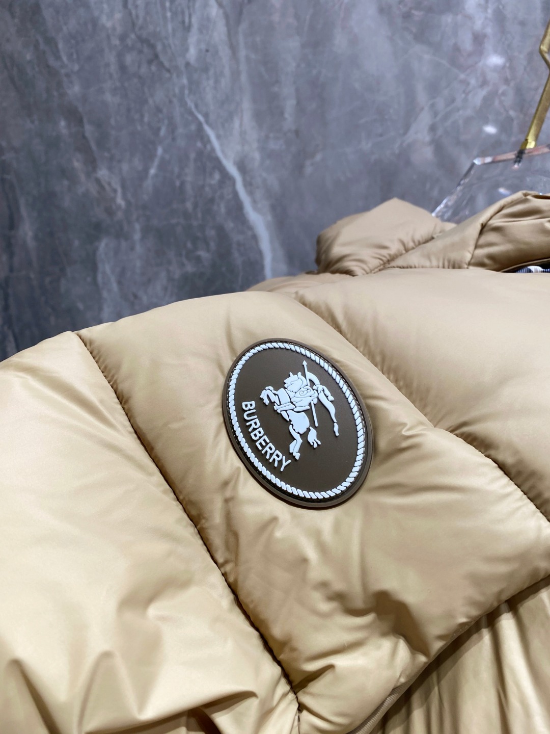 バーバリー「Burberry」秋冬着脱式袖＆フード付きダウンジャケット