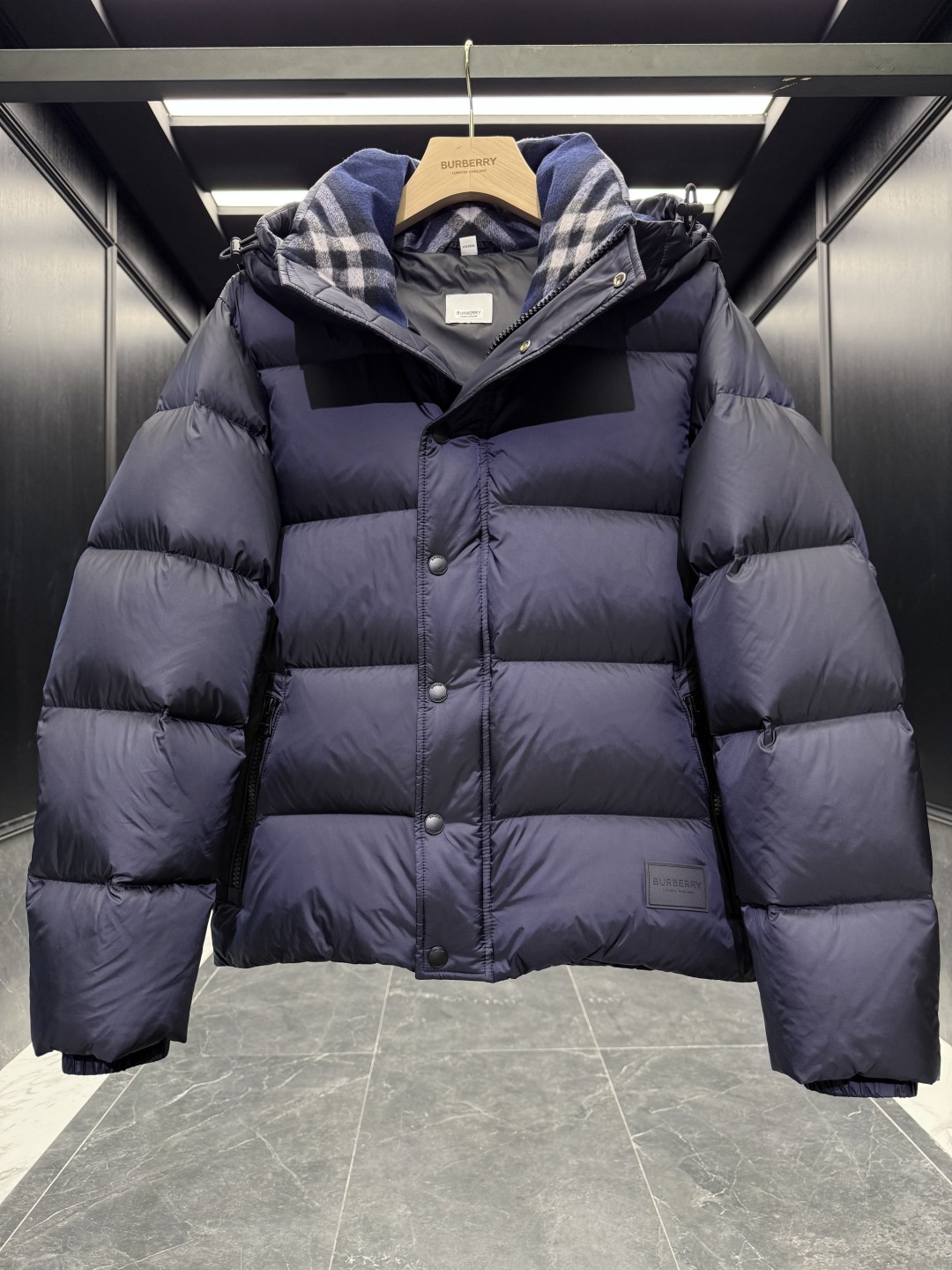 バーバリー「Burberry」クラシックウールチェックカラーナイロンダウンジャケット