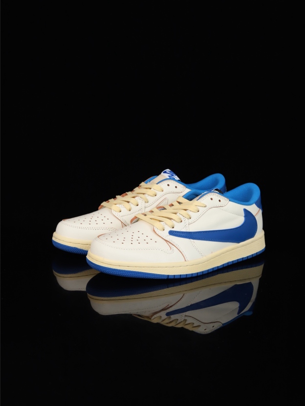 【日本未発売モデル】Nike Air Jordan 1 Low x Travis Scott スニーカー